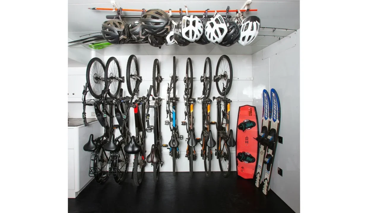 1666700079126_yacht_mia_elise_ii_superyacht_iyc_garage