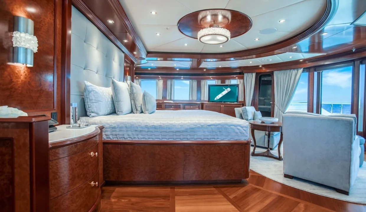 1666700096364_yacht_mia_elise_ii_superyacht_iyc_owner_stateroom_view_to_port