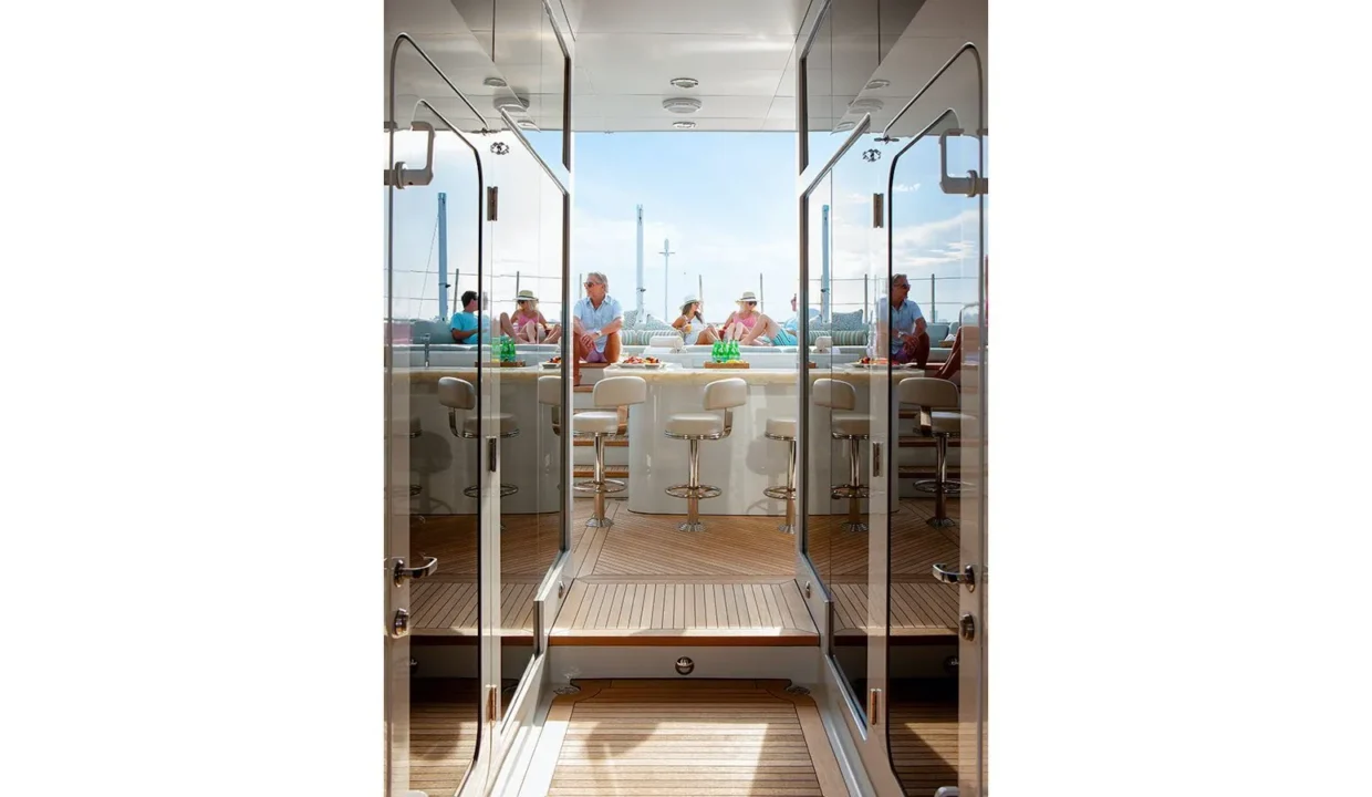 1666700115100_yacht_mia_elise_ii_superyacht_entrance_sundeck_jacuzzi