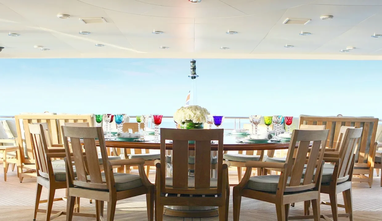 1666700134364_yacht_mia_elise_ii_superyacht_iyc_skylounge_deck_aft_dining