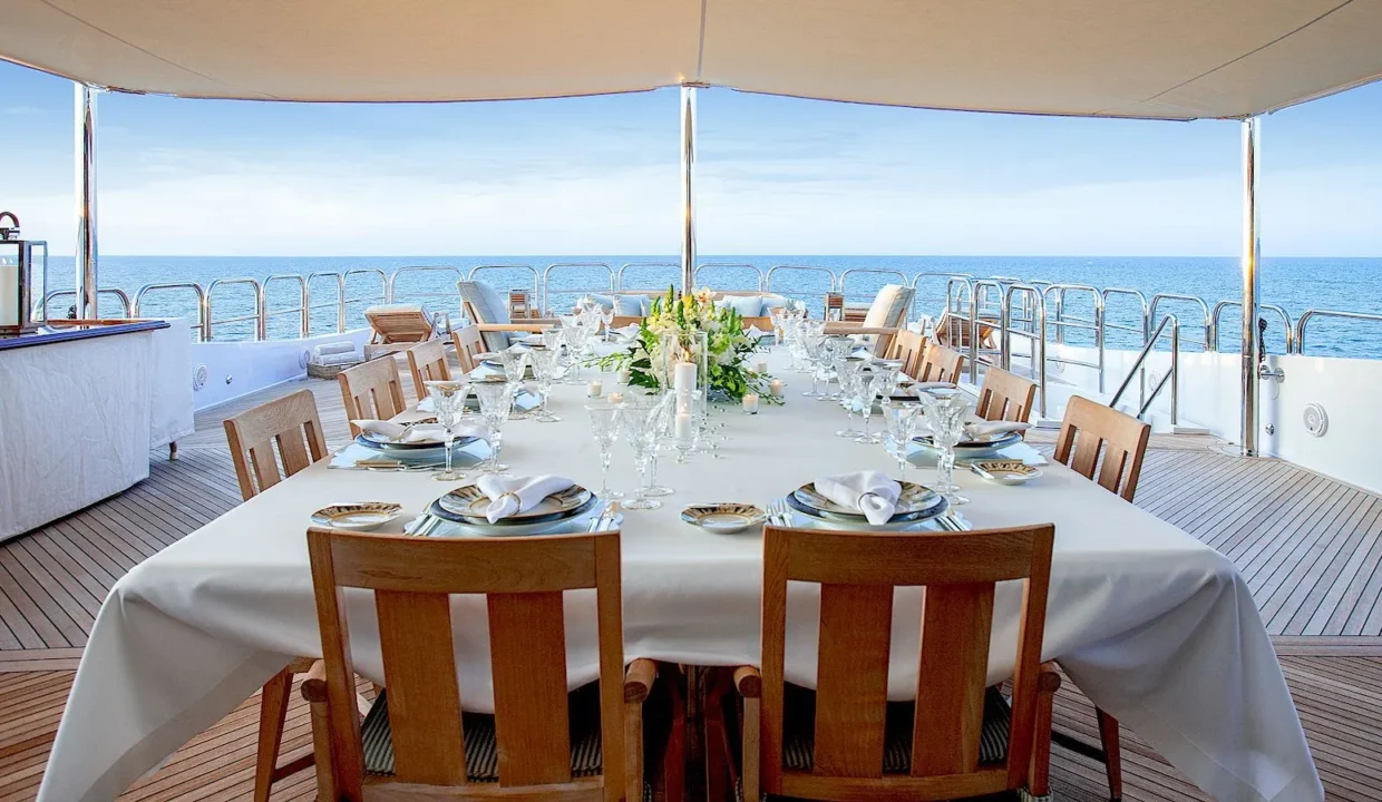 1666700134366_yacht_mia_elise_ii_superyacht_iyc_sundeck_dining