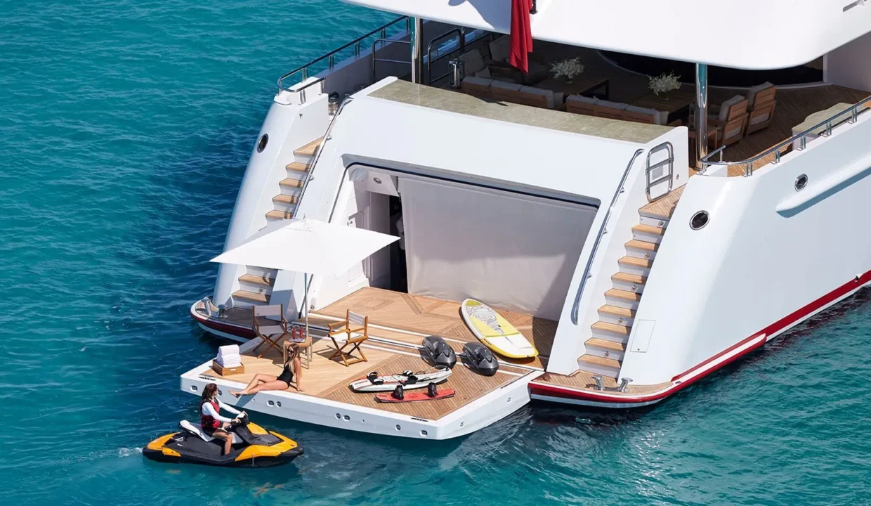 1666700153930_yacht_miaelise_ii_superyacht_iyc_beachclub1600x900_73284PhotoCreditDavidChurchill