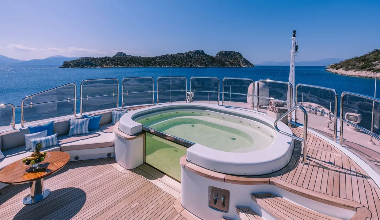 1670323682750_Jacuzzi