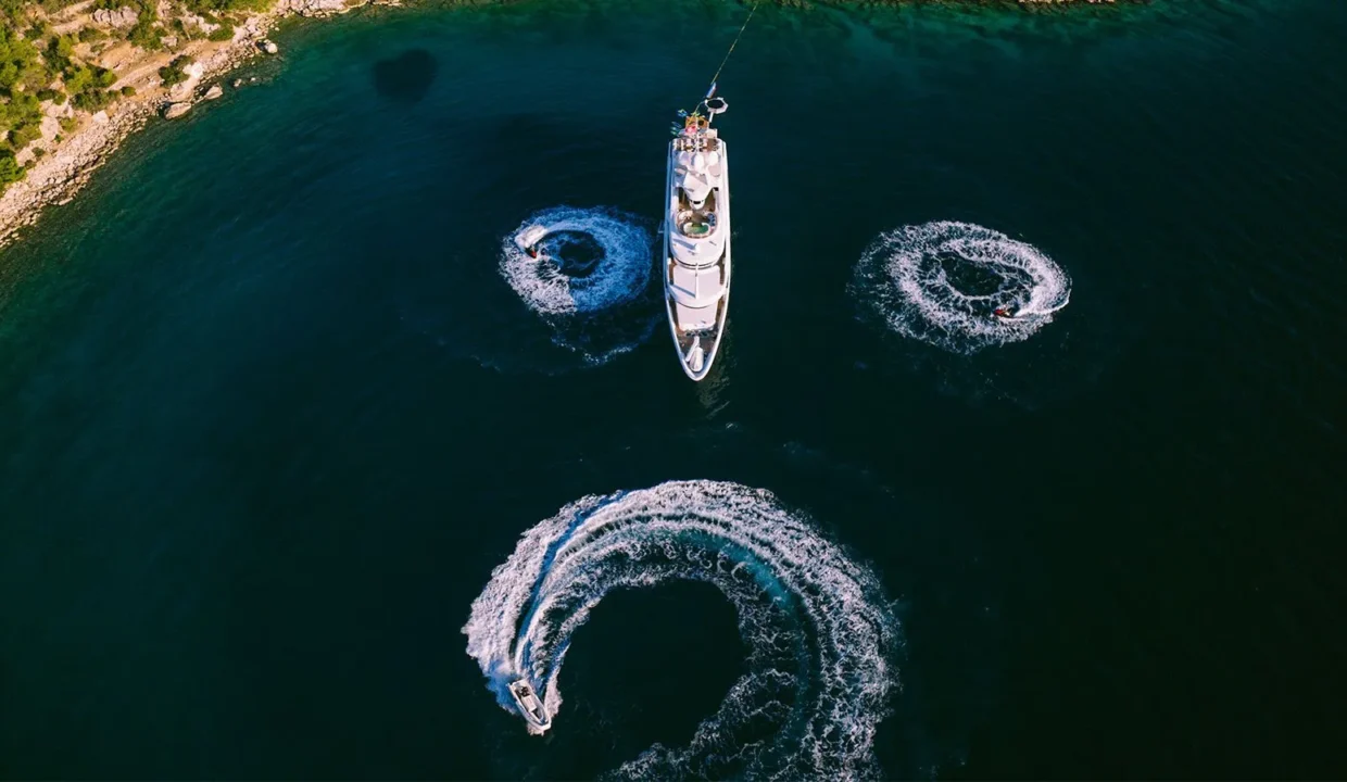 1670323682750_Jet-ski-_-tender-2